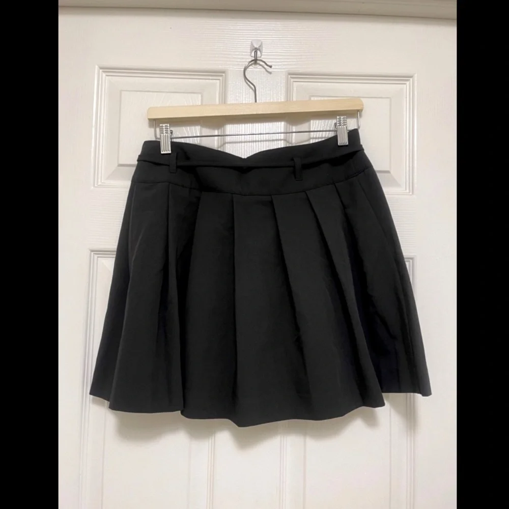 NWT PIECES Frida Short Pleated Skirt